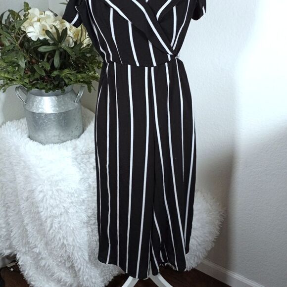 BY & BY COLD SHOULDER JUMPSUIT SZ.0 EUC - Picture 4 of 7